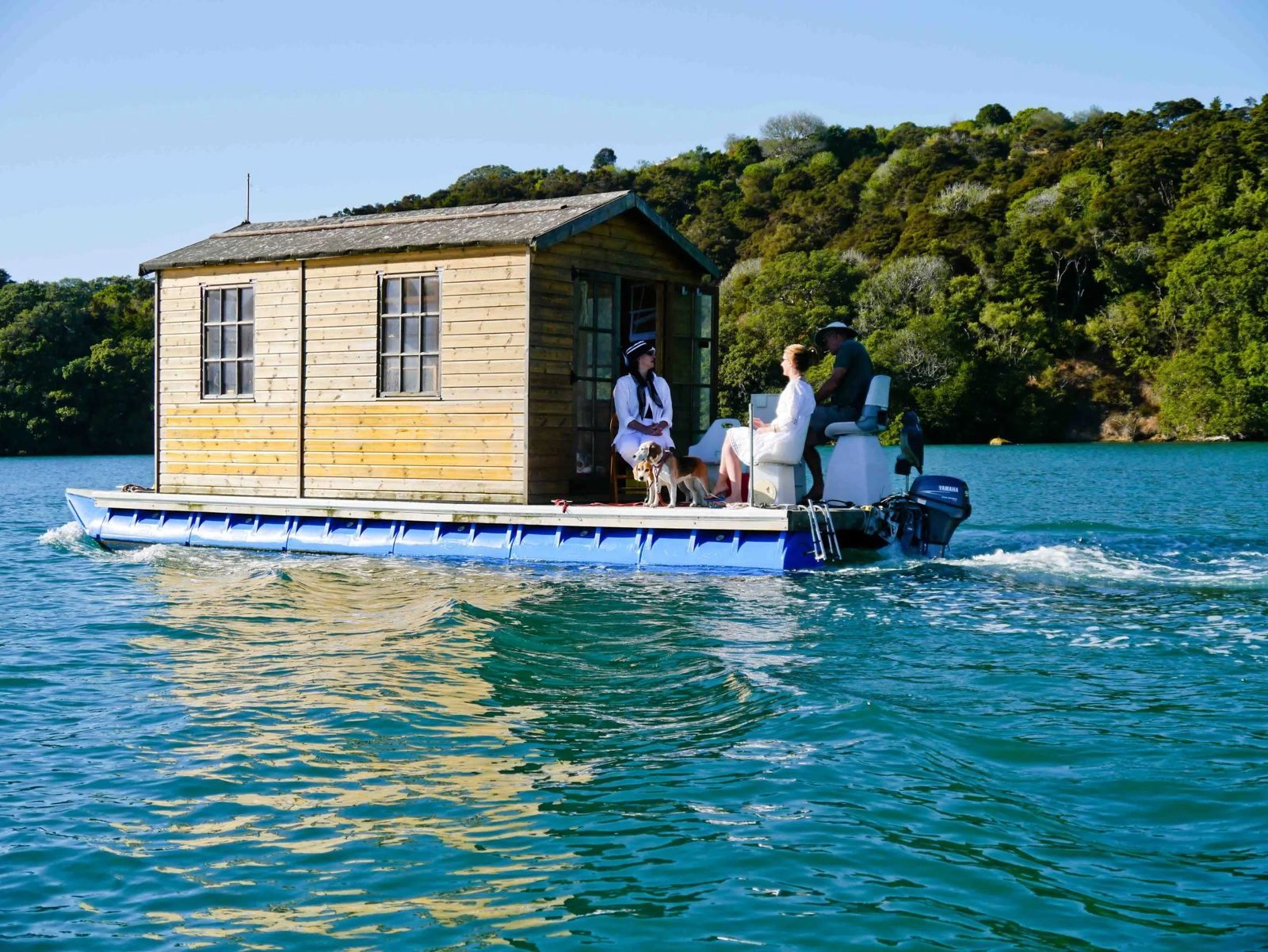 The original cedar-clad Pontoonz shed houseboat under way