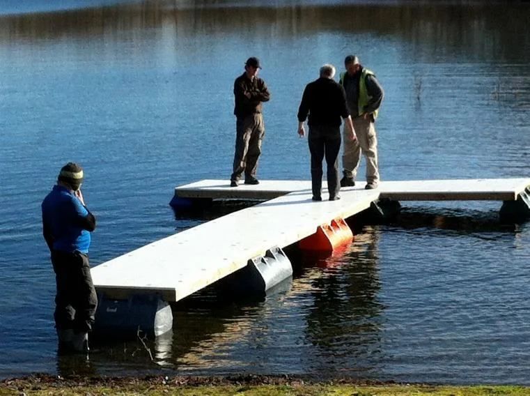 People on a T-shaped jetty