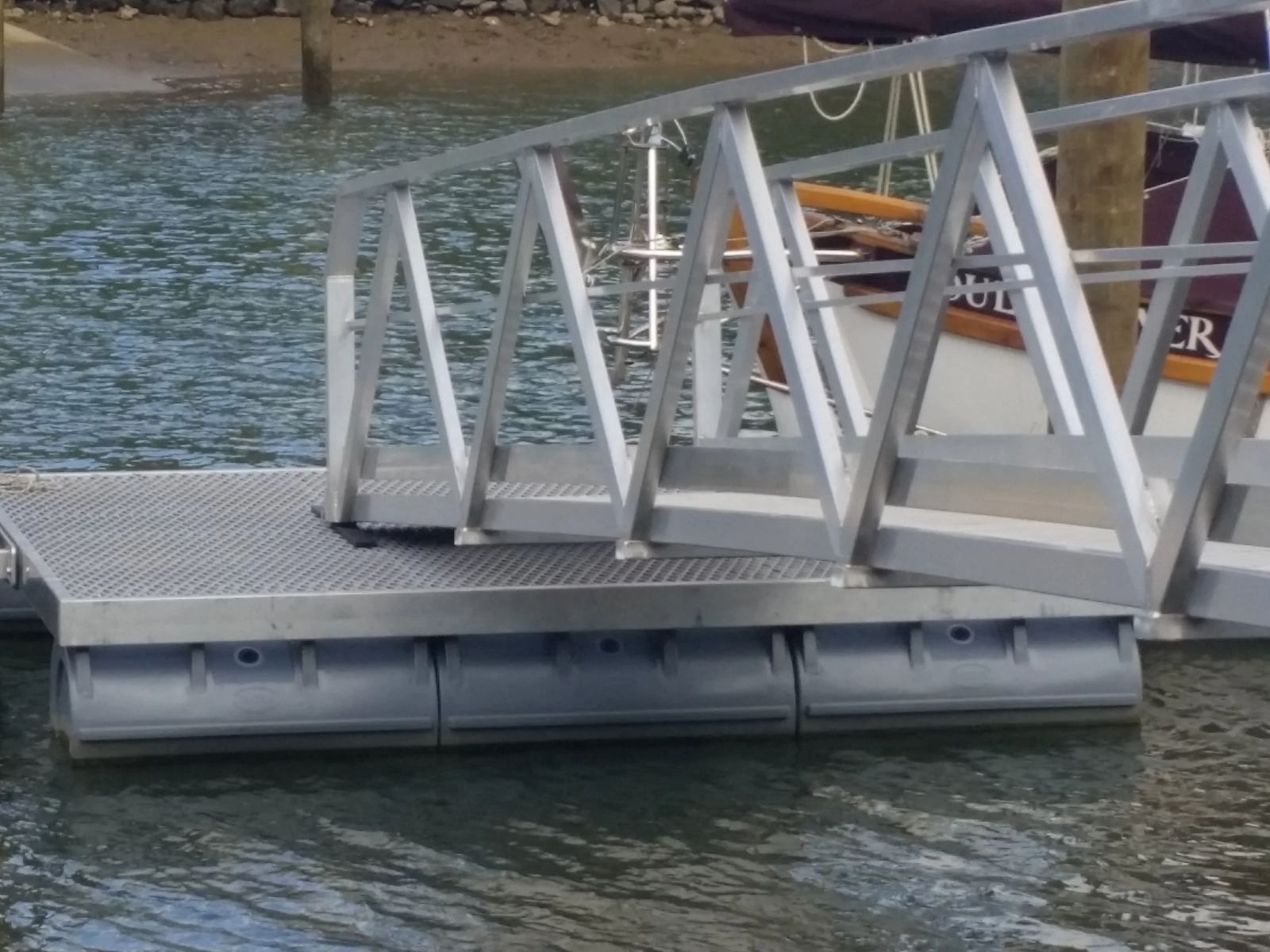 Gangway landing on a floating dock