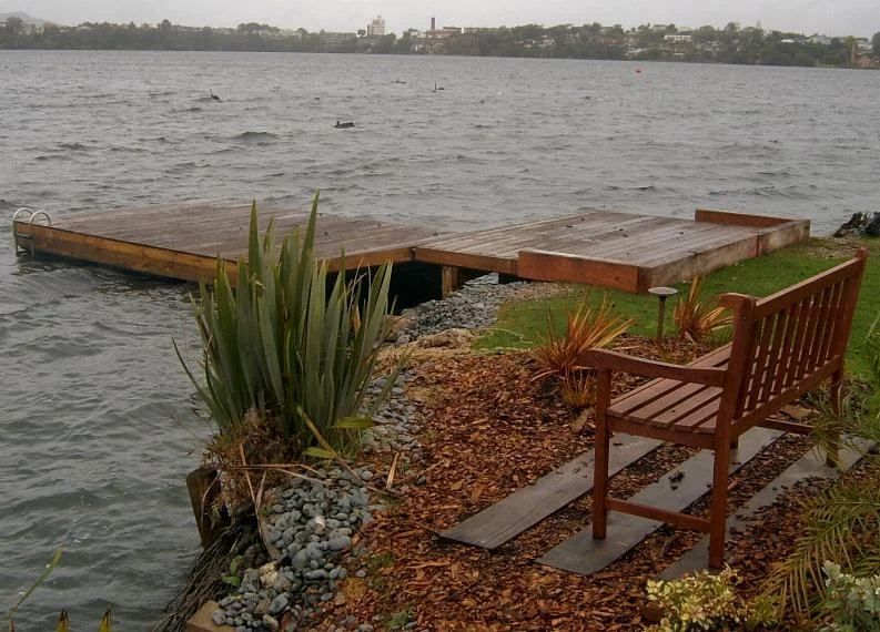 Lakeside Walk Pod jetty with bench