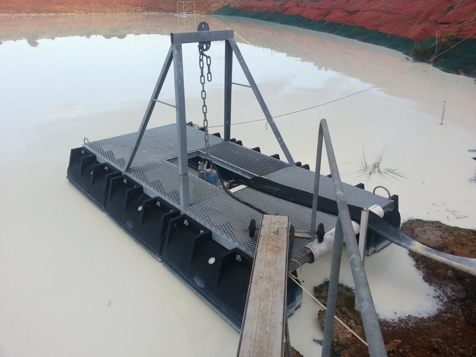 Pump platform with a lifting frame on a muddy pond