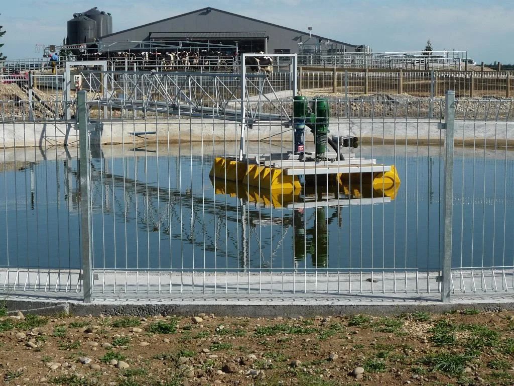 Pump pontoon in a fenced pond