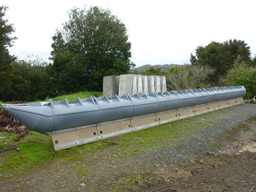 Long pod weed boom for a hydro penstock on the shore